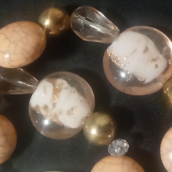 Glass and resin beaded salmon color off white & gold tone expandable bracelet - Picture 2 of 6